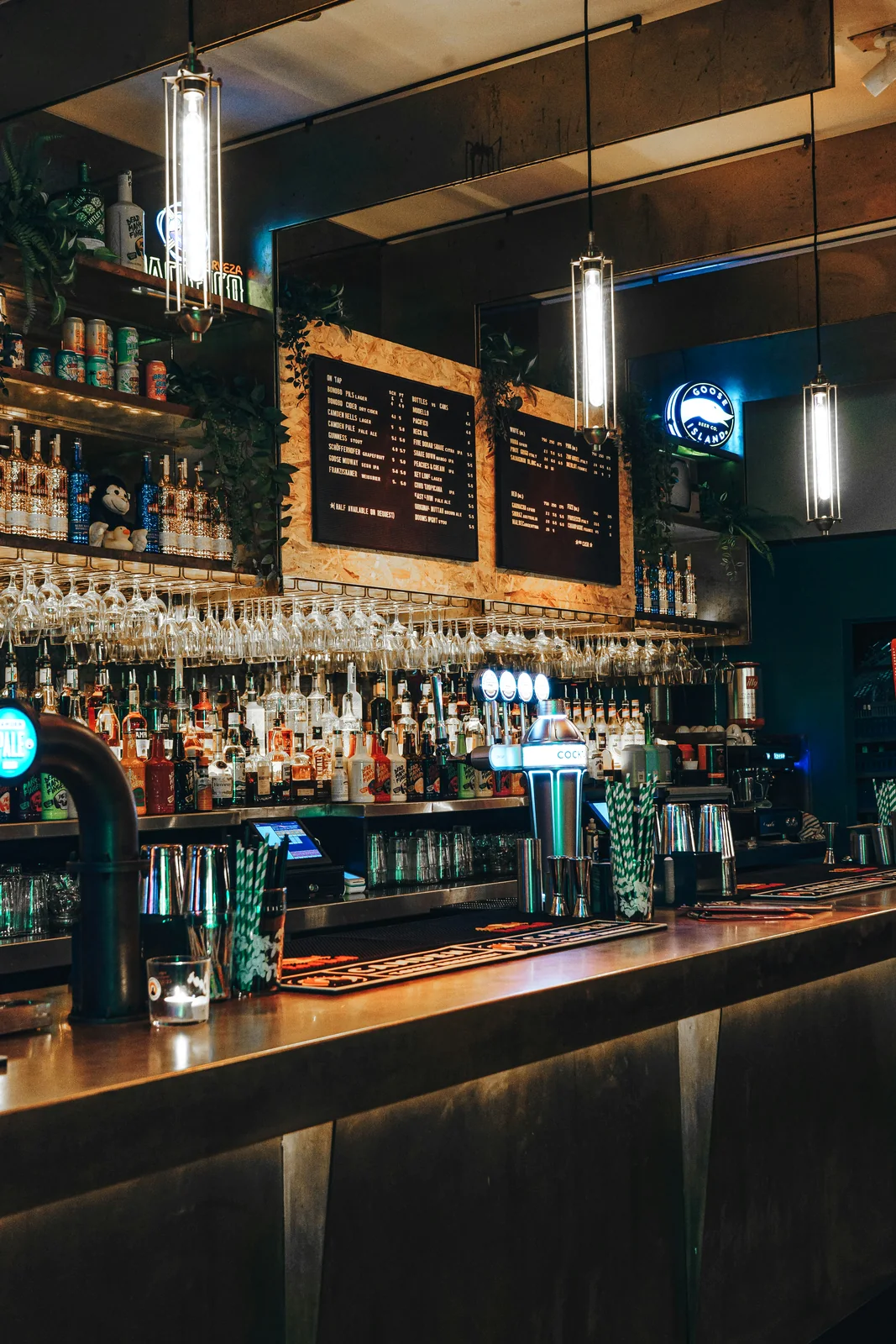 Bar completo com bebidas e drinks
