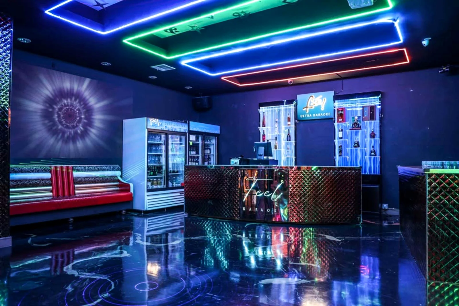 Lounge noturno com iluminação neon