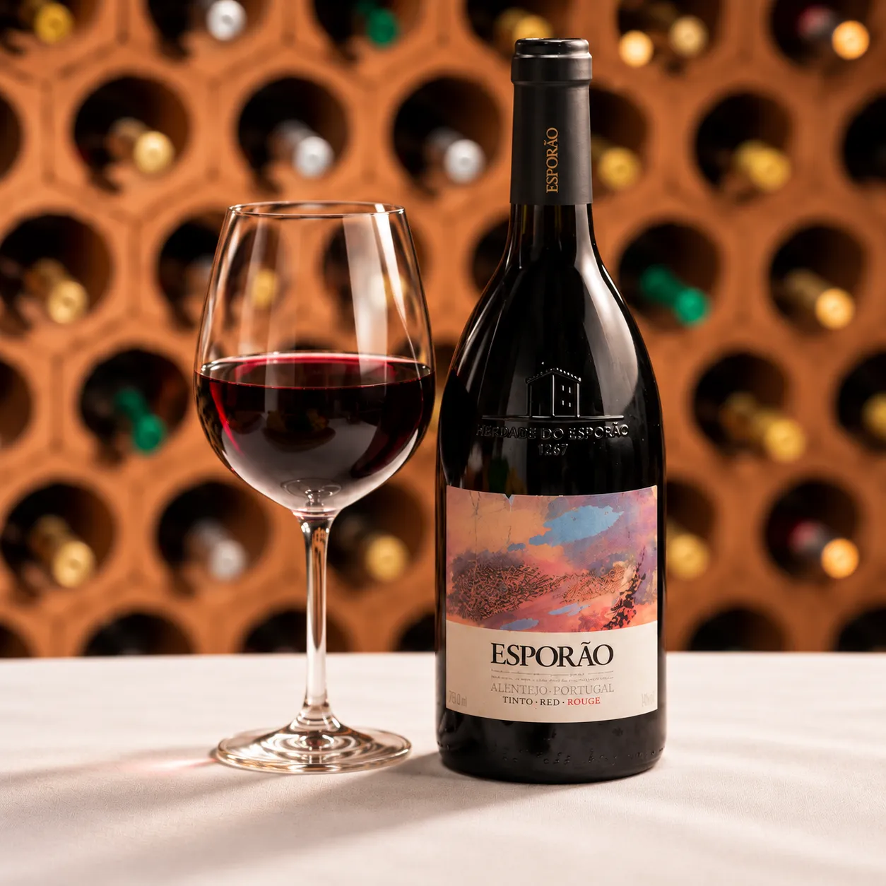 Vinhos tintos, brancos e drink autoral em mesa portuguesa