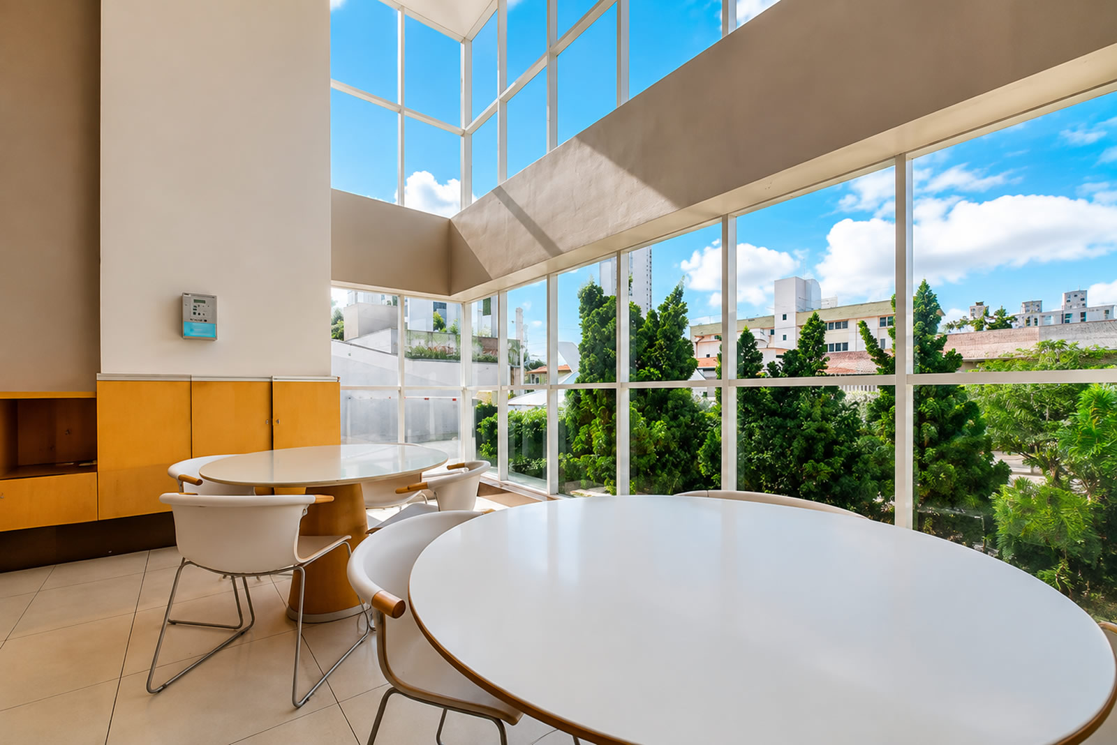 Ambiente corporativo amplo